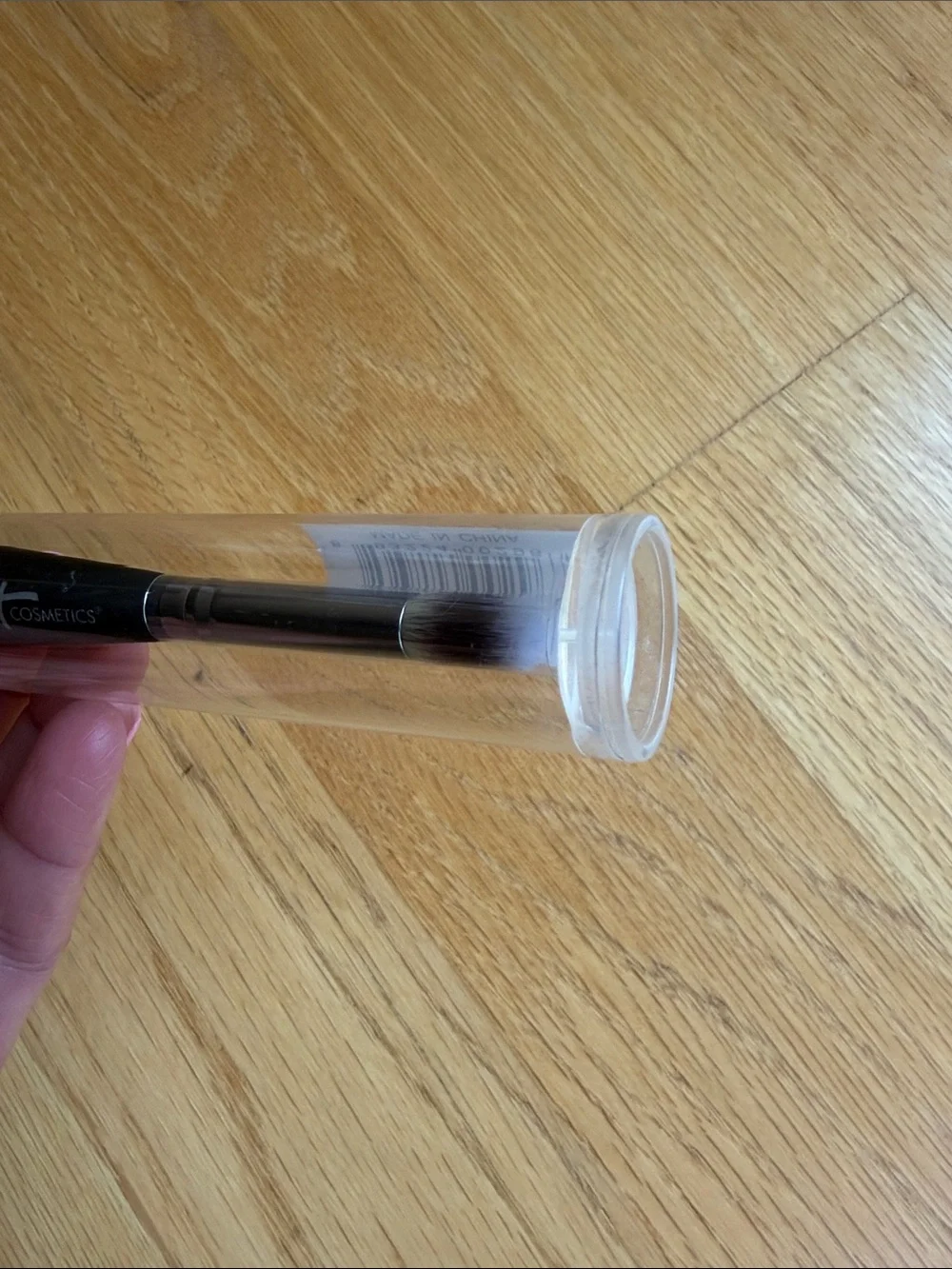 it cosmetics Duel-Ended Makeup Brush with Black Handle and White-Tipped Bristles